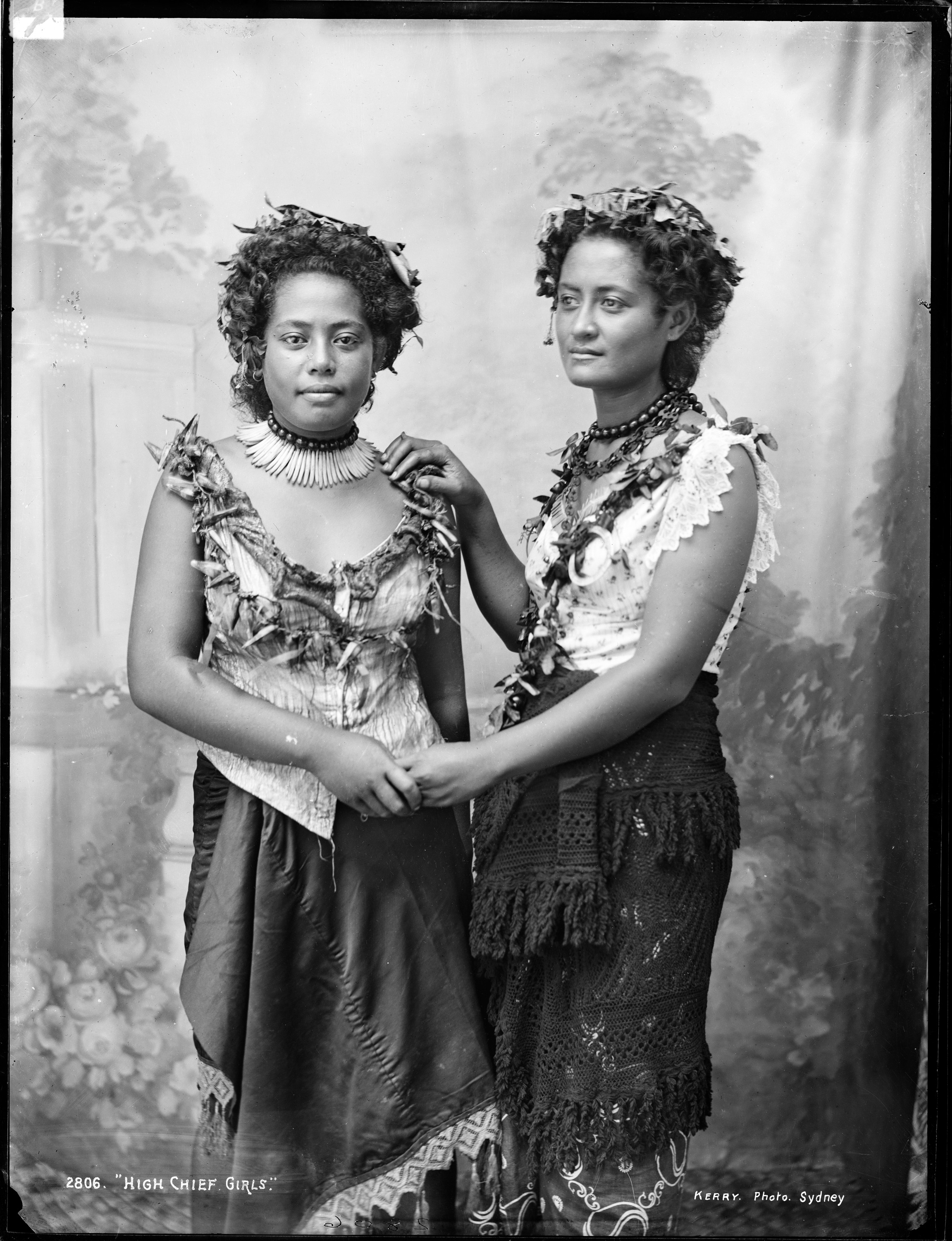 Glass plate negative of women in SÄmoa