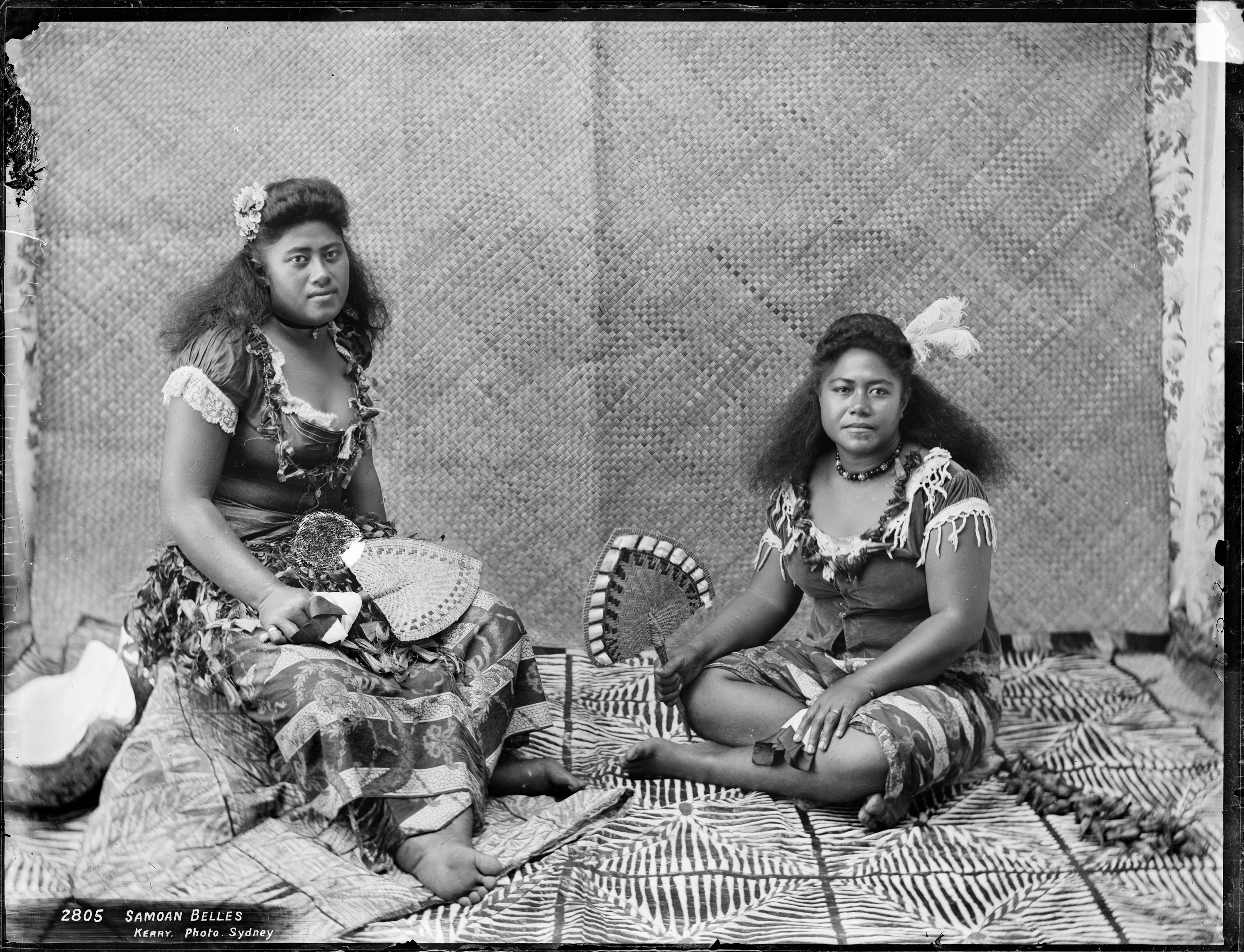 Glass plate negative of women in SÄmoa